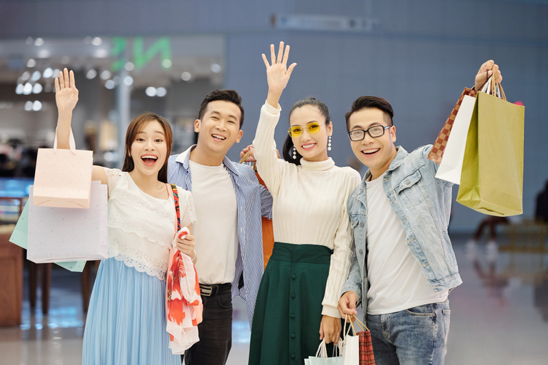 Giới trẻ đang đi mua sắm
