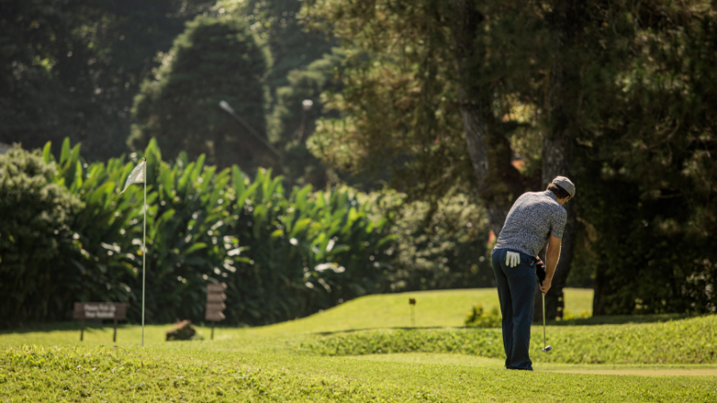 Thẻ hội viên sân golf – quà tặng thầy cô nhân ngày họp lớp dành cho người yêu thể thao
