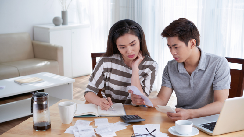 Gia đình 4 người lập bảng tính chi tiêu thực tế