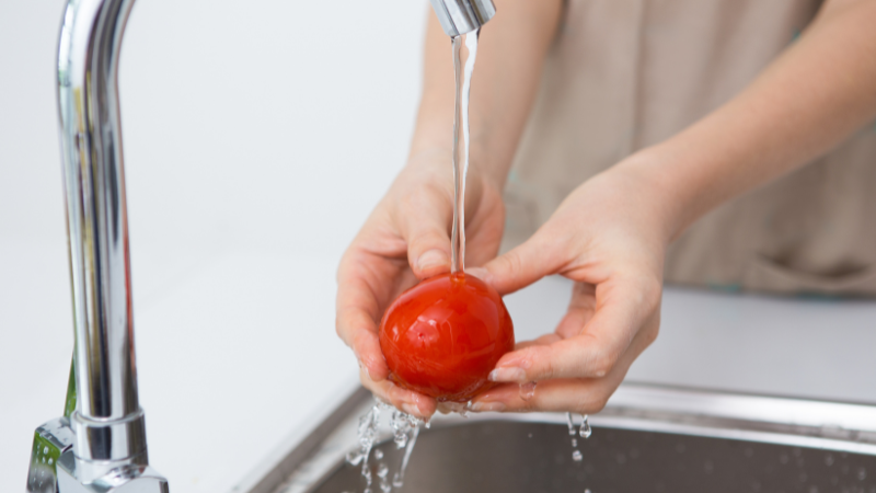 Gia đình 4 người tắt điện nước để tiết kiệm chi phí