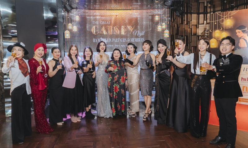 Alt: Ý tưởng year end party theo concept bữa tiệc thời trang.