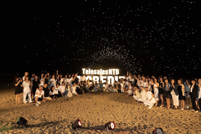 Alt: Concept year end party ngoài trời tại bãi biển.