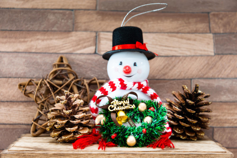 Alt: Hình người tuyết trang trí văn phòng.