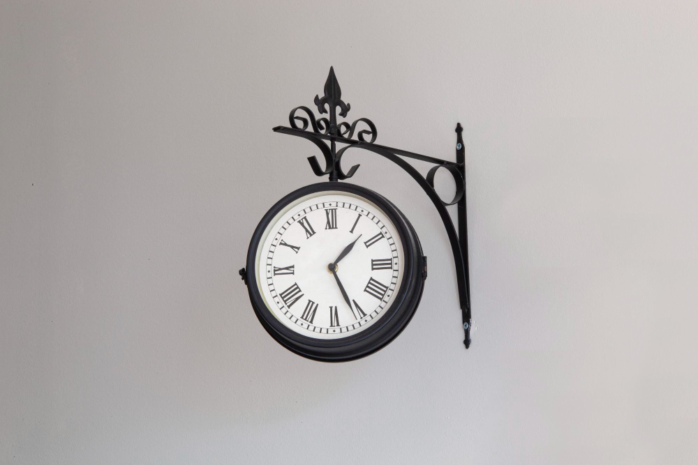 Đồng hồ treo tường cổ điển