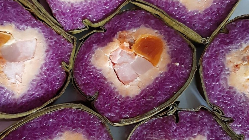 Bánh tét lá cẩm màu tím tự nhiên từ lá cẩm, gói theo kiểu truyền thống miền Tây