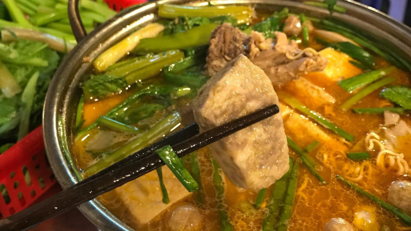 Vịt nấu chao béo thơm, ăn kèm bún và rau trong bữa ăn miền Tây