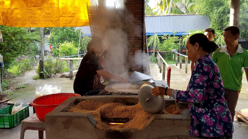 Du khách trải nghiệm làm hủ tiếu thủ công tại lò hủ tiếu Cần Thơ