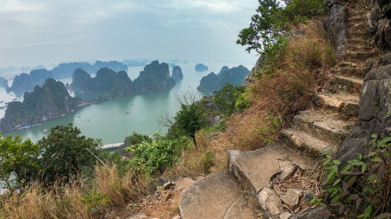 Toàn cảnh vịnh Hạ Long nhìn từ Núi Bài Thơ