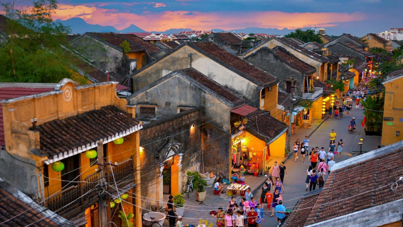 Khung cảnh phố cổ Bãi Cháy vào buổi tối