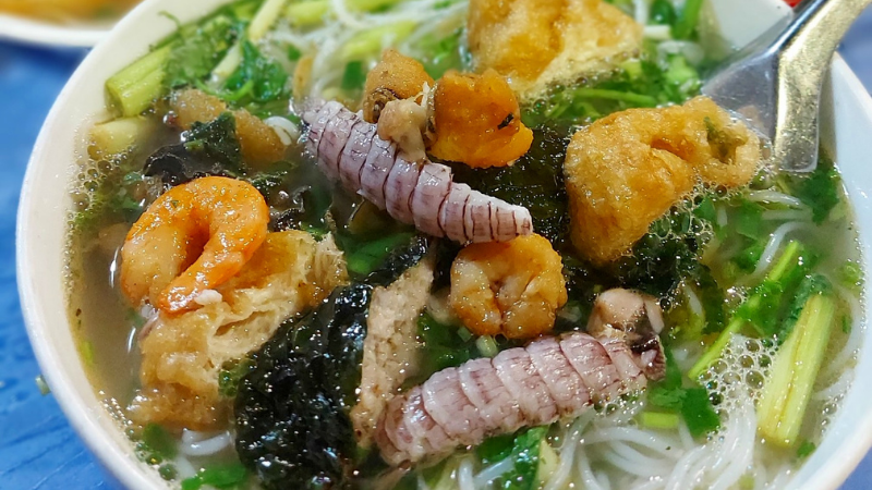 Vẻ đẹp thanh bình của vịnh Lan Hạ gần Hạ Long