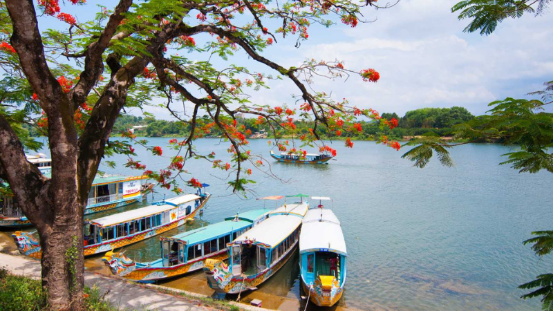 Thuyền rồng trên sông Hương tạo nên dấu ấn riêng cho du lịch Huế