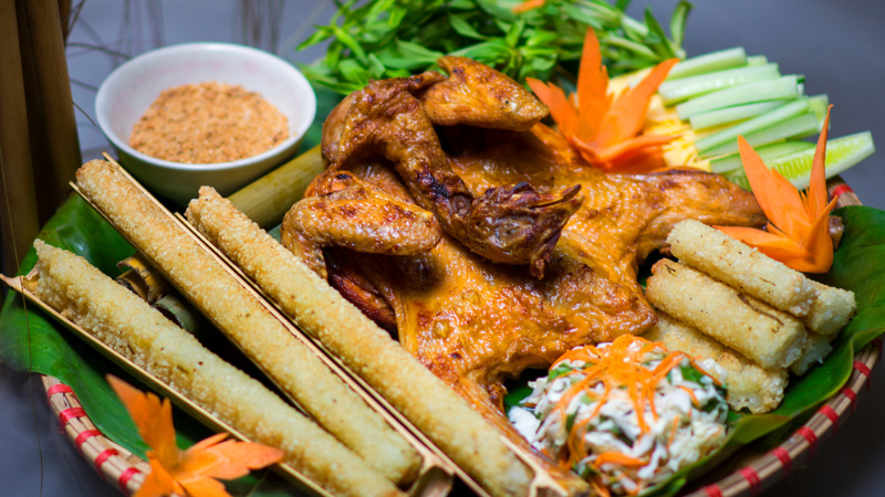 Du lịch Măng Đen ăn gà nướng cơm lam