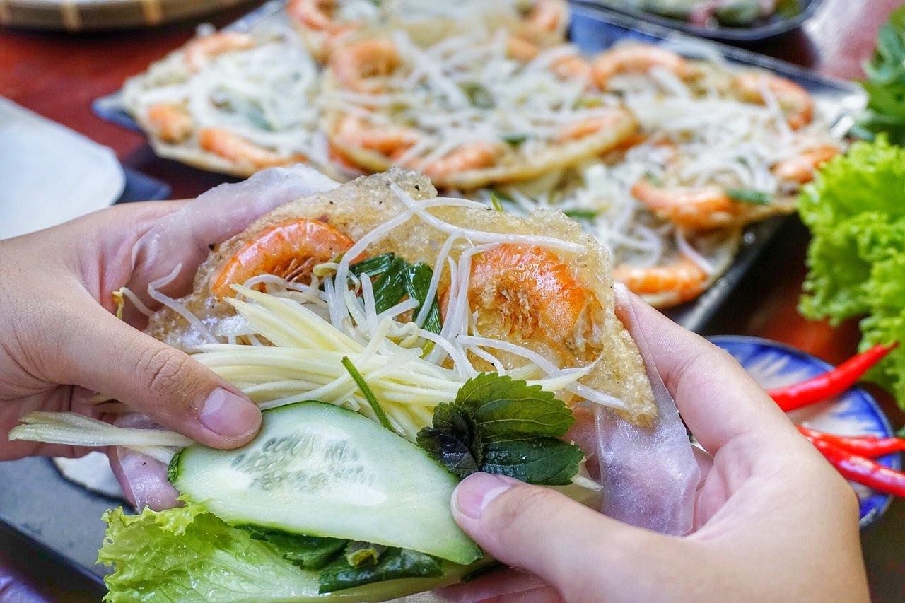 món bánh xèo tôm nhảy đặc sản nổi bật trong ẩm thực du lịch Phú Yên