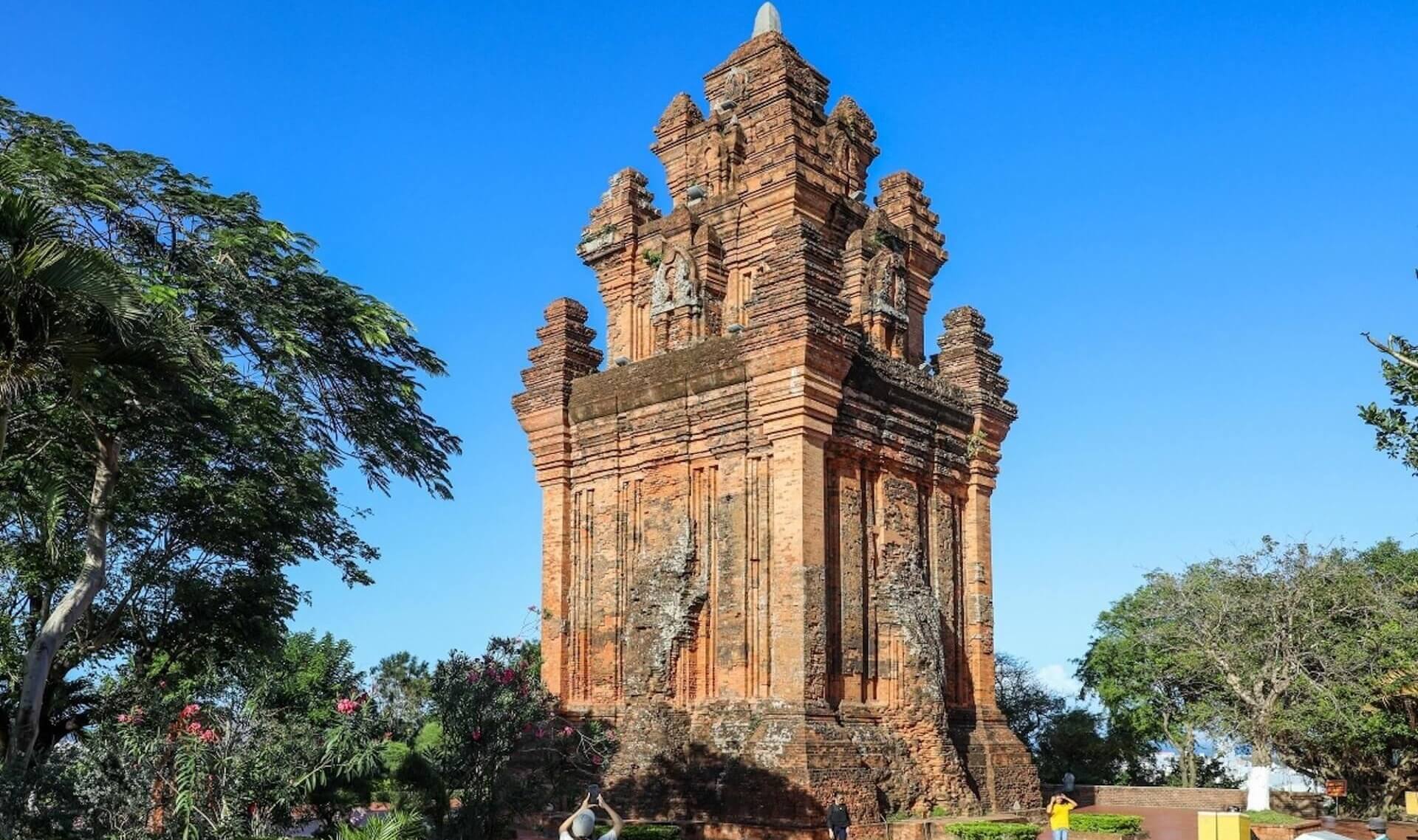 tháp Nhạn trên núi Nhạn giữa thiên nhiên Phú Yên
