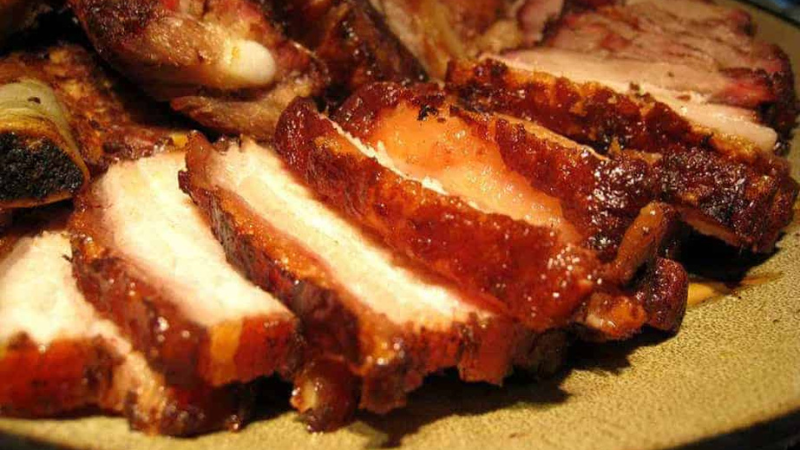 Đặc sản thịt lợn cắp nách nướng tại Sapa