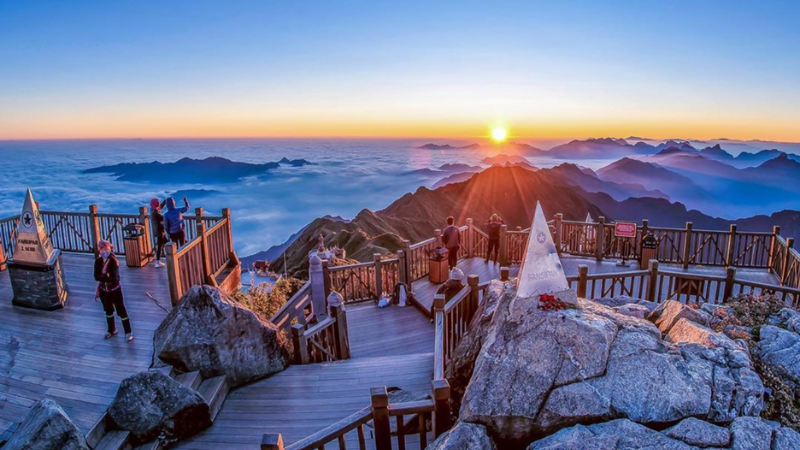 Đỉnh núi Fansipan vào lúc sáng sớm