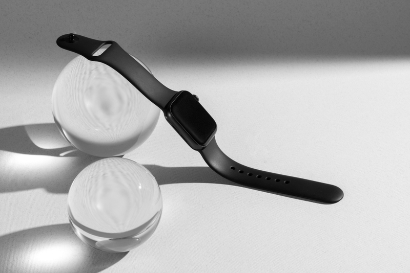 | Alt: Đồng hồ đeo tay nam, gợi ý khi phân vân 14/3 valentine trắng ai tặng quà