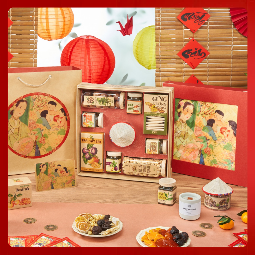 Giỏ quà Tết cao cấp với bánh kẹo, trà và mứt, tặng bố mẹ chồng.