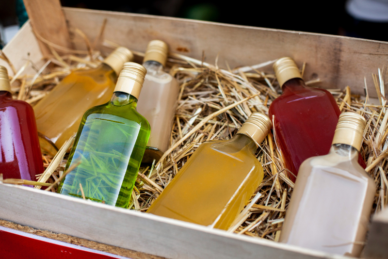 Alt: Hình ảnh hộp trà và rượu vang làm quà tất niên.