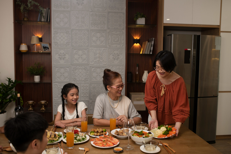 Alt: Bữa tối ấm áp quà tặng mẹ 20/10 đầy tình thân.