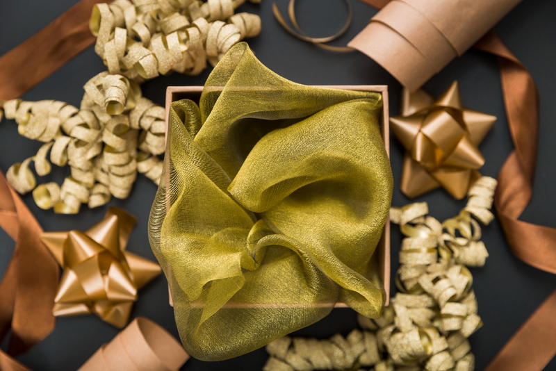 Alt: Khăn lụa mềm sang trọng dành cho quà lần đầu gặp.