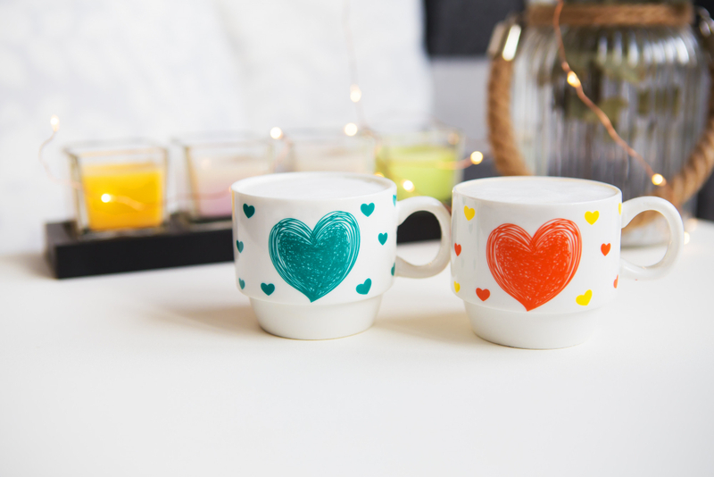 Cốc sứ handmade được tự tay vẽ làm quà sinh nhật ý nghĩa.