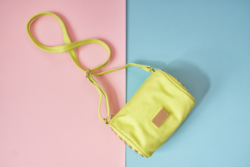 Alt: Túi xách và balo nhỏ xinh phù hợp dự lễ tốt nghiệp nên tặng gì.