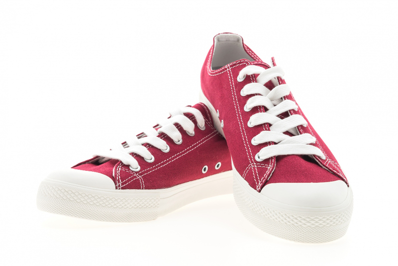 Alt: Giày dép trẻ em kiểu dáng mới dùng làm quà Tết cho bé.