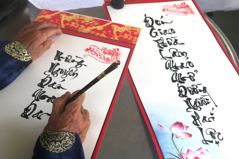 Alt: Câu đối đỏ treo Tết tặng bố mẹ chồng.