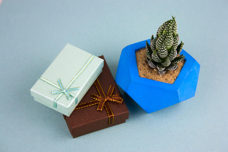 Alt: Cây trang trí để bàn dùng trong christmas gift exchange.