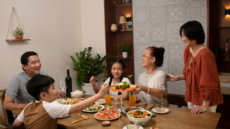 Bàn tiệc gia đình ấm cúng nhân dịp lễ Vu Lan