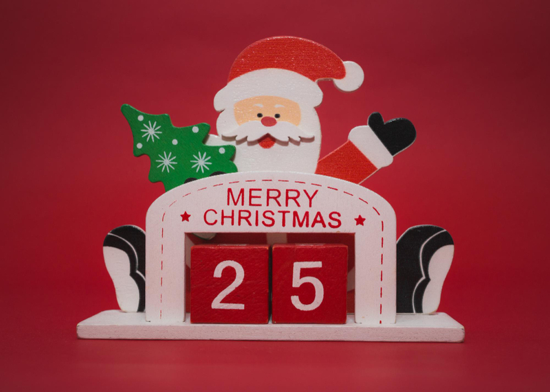 Alt: Hình ảnh thầy cô nhận lời chúc Giáng sinh từ học trò.