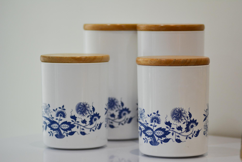 Alt: Hộp trà gốm sứ họa tiết nhẹ.