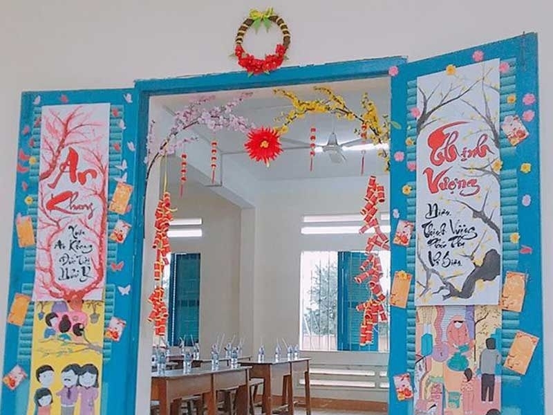 Alt: Trang trí Tết mầm non bằng vòng hoa treo cửa lớp đơn giản.