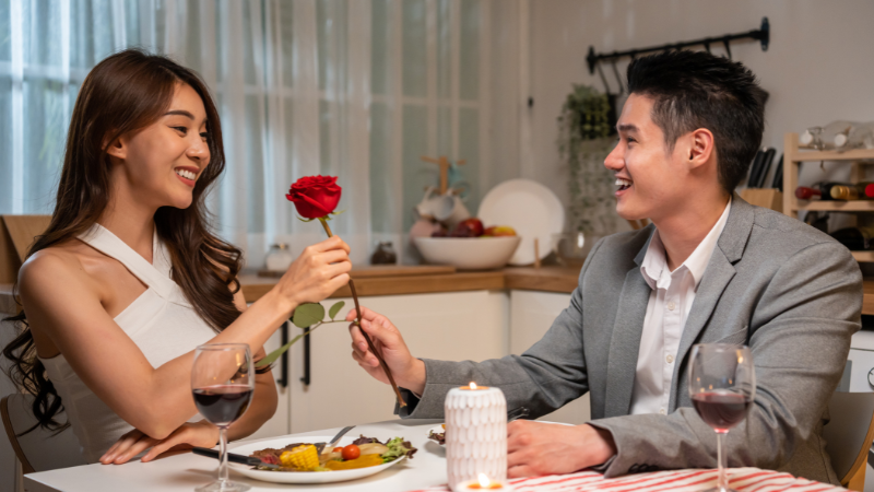 Bữa tối lãng mạn của cặp đôi Châu Á