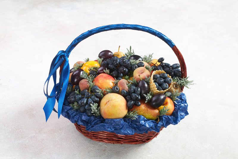 Alt: Giỏ trái cây tươi dùng làm những món quà biếu Tết