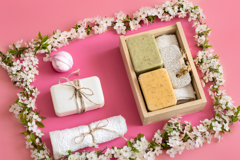 Alt: Xà bông thơm làm quà cưới tặng khách.