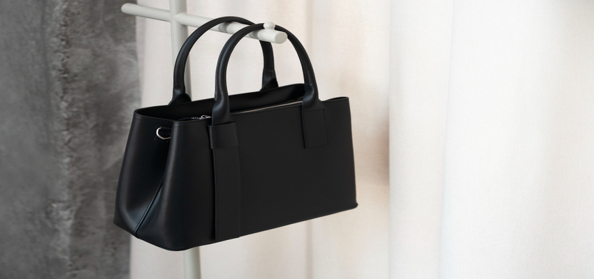 Quà xin lỗi bạn gái là túi xách nhỏ gọn và thời trang