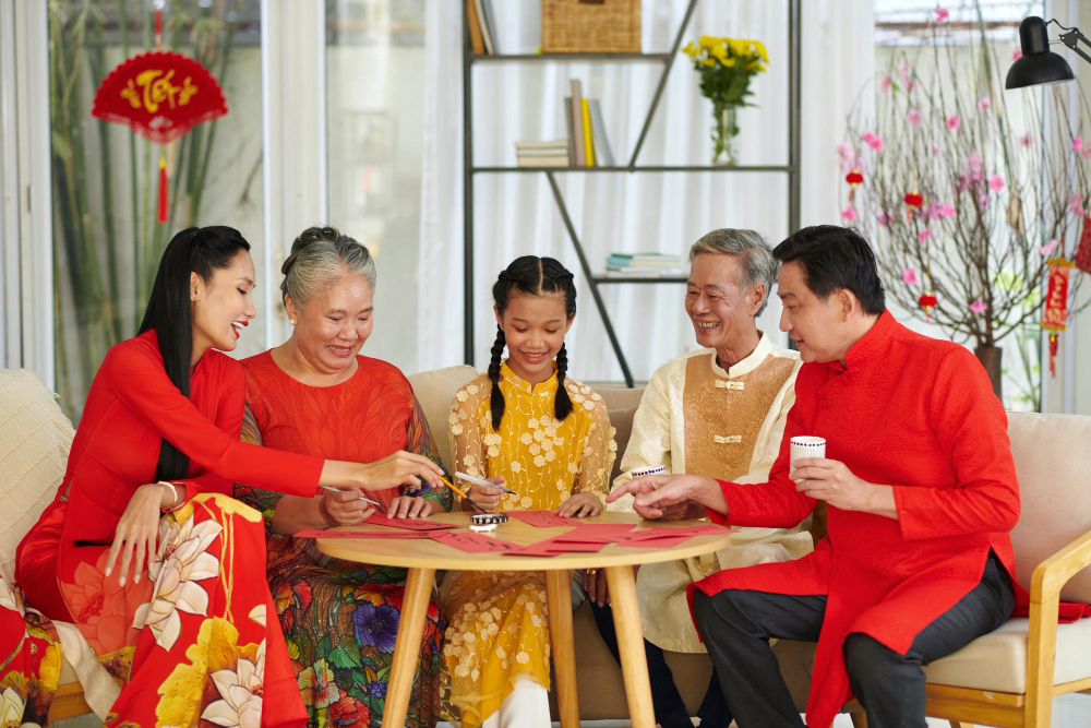 Alt: Tặng quà và lì xì đầu năm – nét đẹp văn hóa trong Tết Nguyên đán Việt Nam.