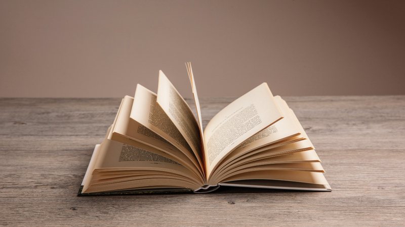 Alt: Sách là món quà tỏ tình ý nghĩa dành cho người yêu đọc sách