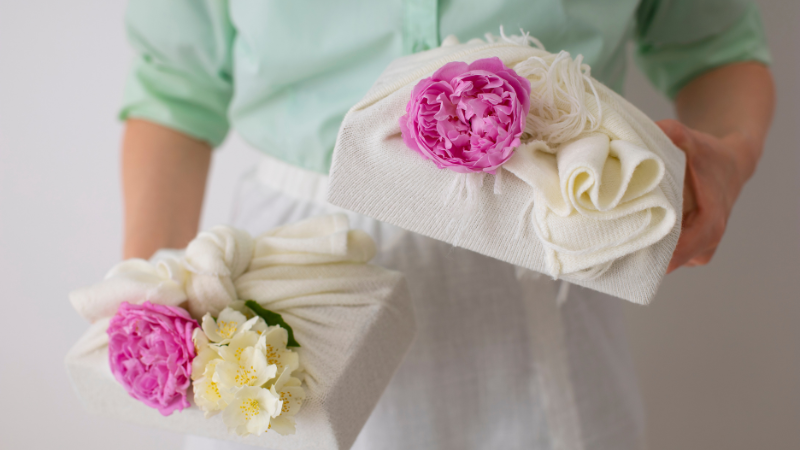 Ngày tặng quà mừng tân gia thể hiện sự chia sẻ niềm vui và chúc phúc cho tổ ấm mới của người thân, bạn bè hoặc đồng nghiệp