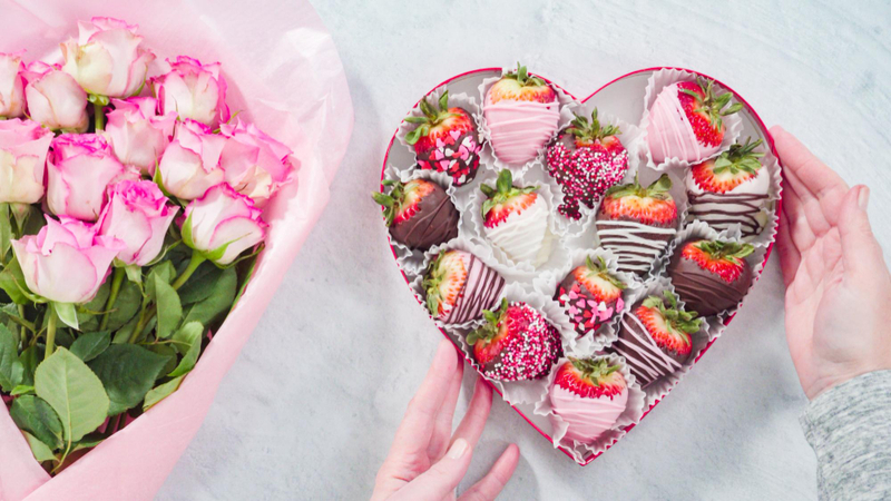 Alt: Gợi ý mua gì tặng vợ ngày 14/2 với hoa và socola