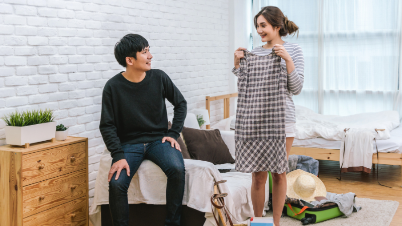 Cặp đôi đang xem quần áo