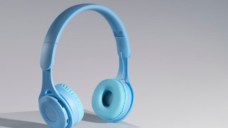 Tai nghe và loa mini bluetooth dùng làm quà tặng 20/10 cho nhân viên nữ