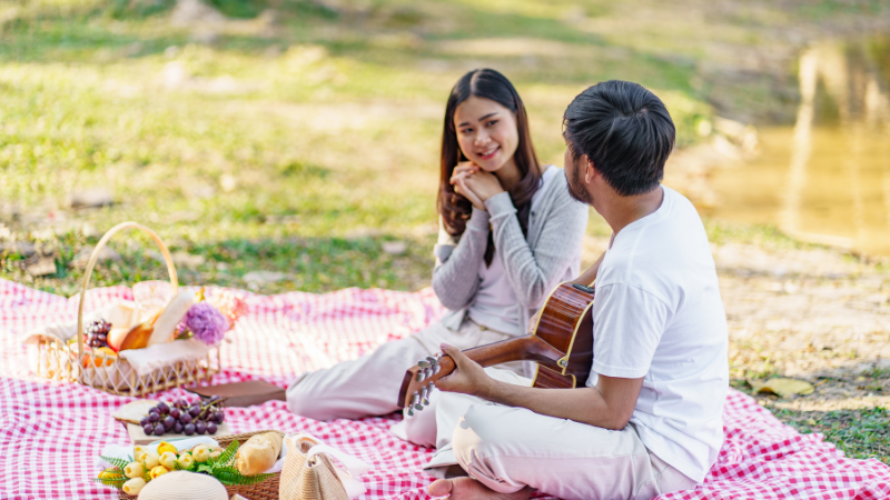 Cặp đôi tận hưởng buổi picnic ngoài trời trong ngày 20/10