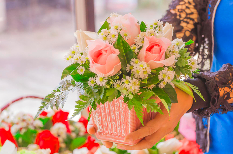 Alt: Hoa tươi trang trí thuộc những món quà biếu Tết