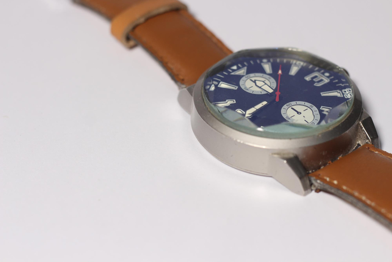 Alt: Đồng hồ nam dây kim loại tinh gọn