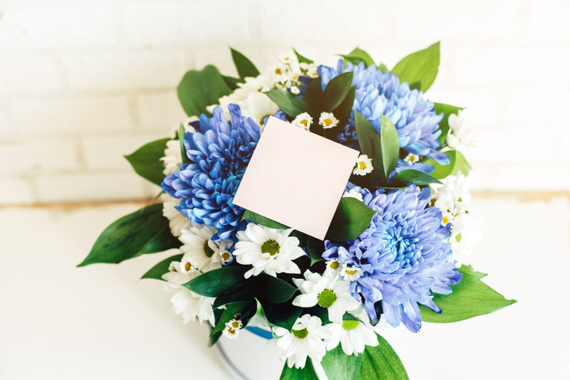 Alt: Bó hoa tươi và thiệp lời cảm ơn dành cho đồng nghiệp rời công ty