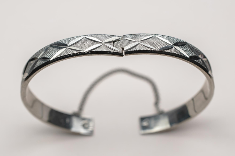 Alt: Vòng tay bạc trẻ em làm quà sinh nhật cho bé gái