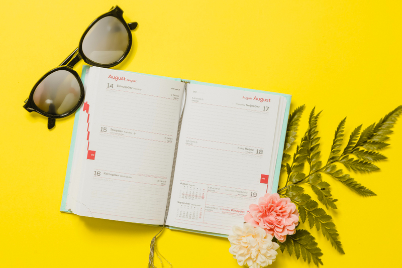 Alt: Hình ảnh sổ tay tối giản.